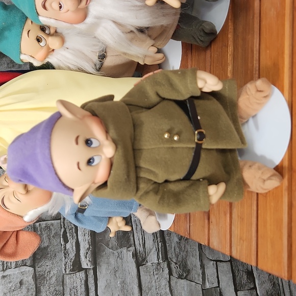 Ashton Drake Snow White & 7 Dwarfs Porcelain Doll Set - Picture 7 of 13